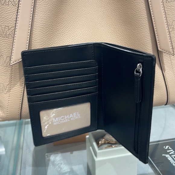 Michael Kors Jet Set Travel Passport Wallet
Black Signature/Silver-Tone Hardware - Picture 10 of 16